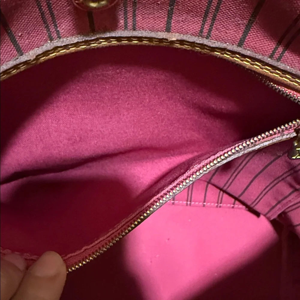 Louis Vuitton Monogram Neverfull MM - Picture 9 of 14